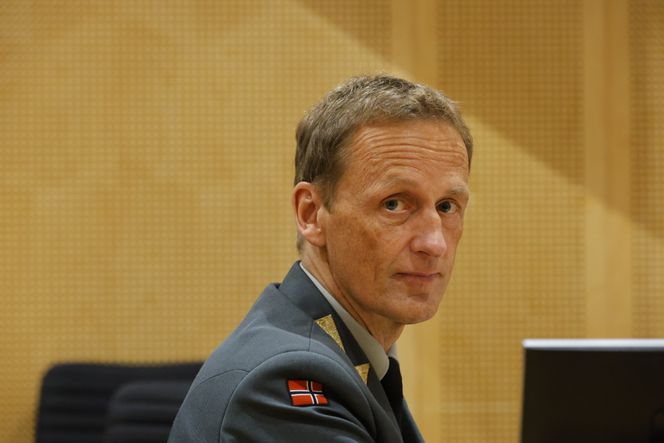 Den tidligere Forsvarsbygg-sjefen sørget for at både forsvarsministeren og forsvarssjefen måtte vitne i retten. Her sitter forsvarssjef Eirik Kristoffersen i vitneboksen. Foto: Arash A. Nejad