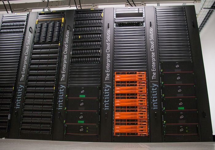 RAD PÅ RAD: Intility har to sett med DX500-systemer i Fujitsus Eternus-serie i sitt datasenter på Rosenholm. Dette er lagringsløsningen til backupsystemet. Her tar de sikkerhetskopi av dataene til over 500 selskaper i 16 land. Foto: Story Labs. <i>Bilde: Story Labs</i>