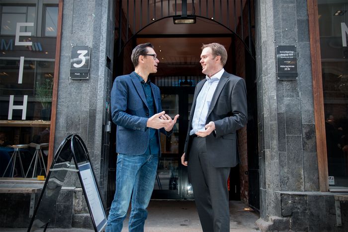 Møtes i skyen: Petter Merok i Microsoft og Steinar Rune Eriksen i Hafslund jobber aktivt for å ta stadig flere IT-tjenester ut i skyen. <i>Foto: TU Story Labs</i>