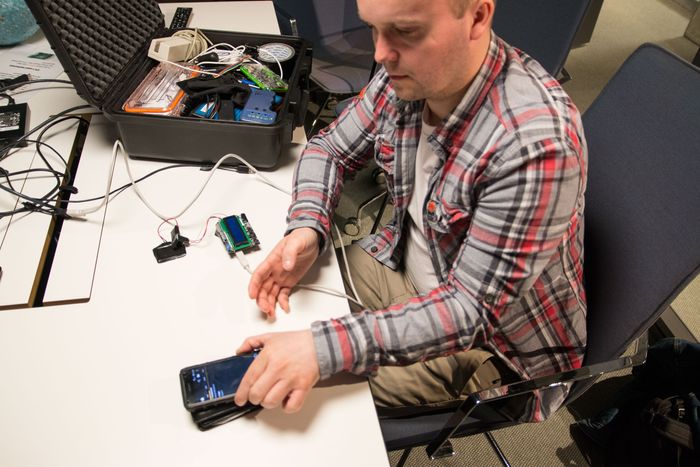 Kofferten til sikkerhetsekspert John-André Bjørkhaug er rikt rustet med diverse utstyr for å kopiere RFID-kort, alt fra magnetkortlesere til skjulte antenner for å plukke opp trådløse kort.  <i>Foto: Tek Story Labs</i>