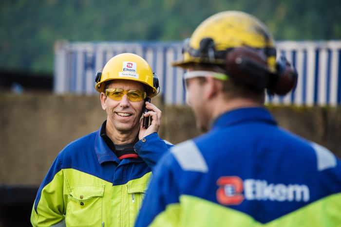 En vanlig smartmobil er et uvurderlig verktøy for Elkems ansatte i felten. <i>Foto: Elkem</i>