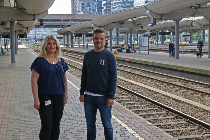 Nina Synneve Nicolaisen og Simen Lockert trives i Jernbaneverket og ønsker seg flere dyktige kolleger. <i>Foto: TU Story Labs</i>