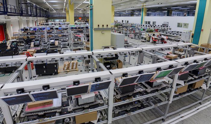 Her på Fujitsu-fabrikken i Tyskland testes alle servere grundig før de sendes ut til kundene. <i>Foto: Fujitsu</i>