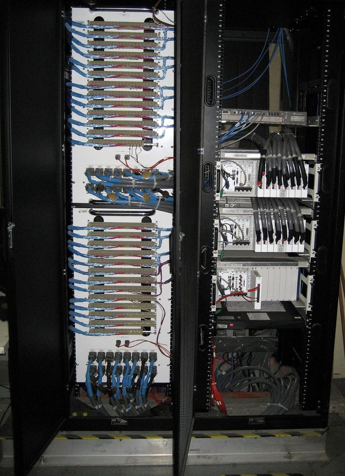 Disse SCXI-terminalblokkene gjorde fra National Instruments gjorde det enklere å redusere kompleksiteten i NASAs Chamber B. <i>Bilde: Jacobs Technology and NASA</i>