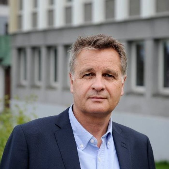 Professor Jon Iden tilbyr sine studenter et PRINCE2-kurs, holdt av Metier.