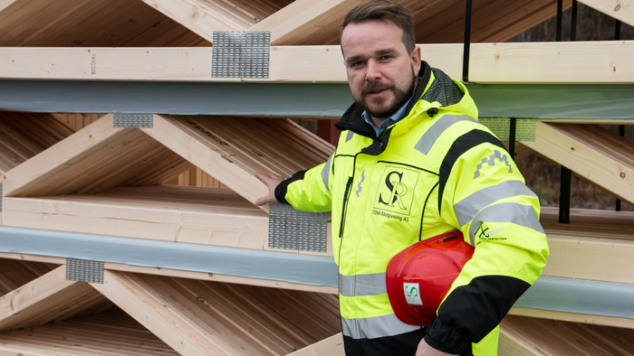 Glad i tre: Prosjektleder Christian Grønvold Hansen fra Stema Rådgivning trives best på byggeplassene der det er treverk. Han ser en kraftig oppsving i store prosjekter der tre spiller en større rolle enn før.