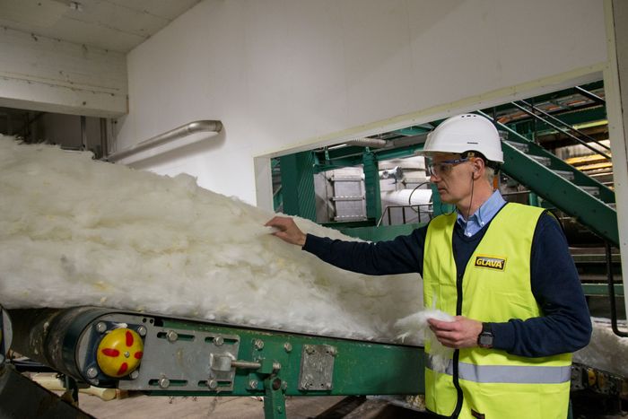 På Glavas to fabrikker i Norge produseres det glassull i store mengder. Tidlig i produksjonsprosessen er glassullen samlet til en løs, hvit masse, før den herdes i en spesiell ovn og blir gul. <i>Foto: TU Story Labs</i>