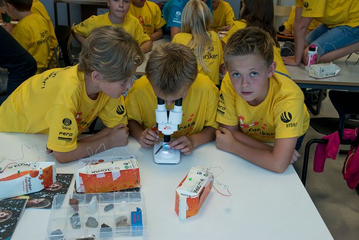På sommerskolen blir barna kjent med mineraler og bergarter som finnes i Norge. <i>Foto: TU Story Labs</i>