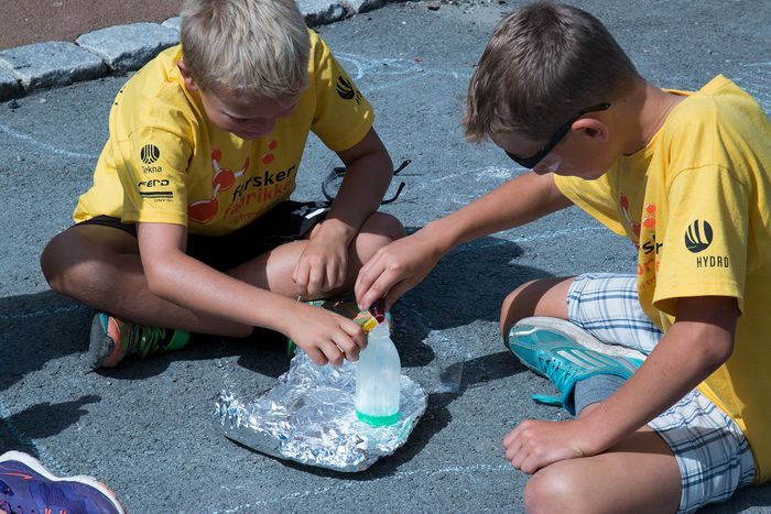 Å lage vulkan i skolegården er ikke hverdagskost for elevene. <i>Foto: TU Story Labs</i>