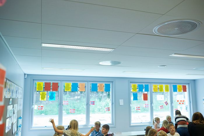 Ekeberg skole i Oslo har oppgradert til bedre forhold for undervisning og gruppearbeid i klasserommet. Med en himlingstype skreddersydd for skoler, opplever lærerne at akustikken fungerer godt. <i>Foto: Glava</i>