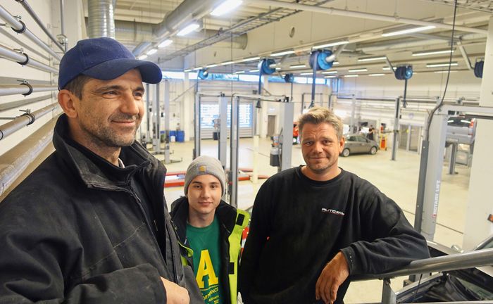 Hos AutoXL i Skien har de ansatte i verkstedhallen fått en mye bedre arbeidshverdag etter at de la lydisolerende plater i taket. <i>Foto: Glava</i>