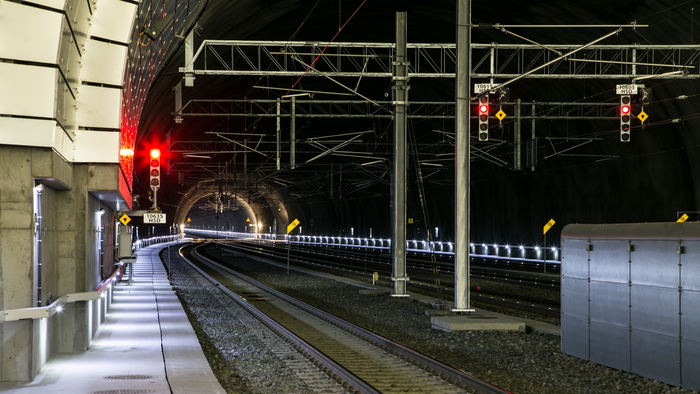 Tunnelen som går videre fra stasjonen, har på det meste fire spors bredde.