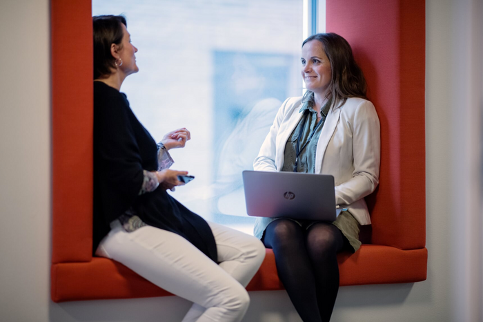 Hannah Rud (høyre) med kollega Toril Steinmo. <i>Foto: Stig B. Fiksdal</i>