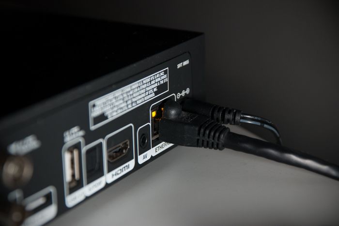 For å koble SMART-boks I til nettet med kabel, må du plugge inn nettverksledningen til inngangen bak. Den er merket med Ethernet. <i>Foto:  Story Labs</i>