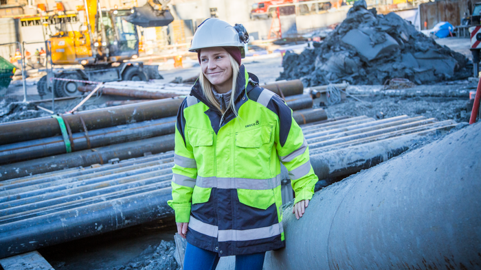 Pernille Aas ved et skråstilt støtterør avstiver mot spunt og sikrer stabilitet i byggegropa i Harbitzalleen på Skøyen.