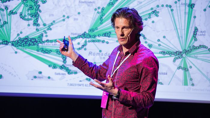Geir Alte Tømmerås forklarer at analysen Geodata har gjennomført for ambulansetjenesten i Helse Midt Norge er gjennomført som en såkalt location-allocation-analyse - en velkjent analyse innen GIS, med et solid matematisk og teoretisk fundament. <i>Foto:  Fredrik Naumann/Felix Features</i>