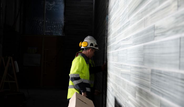 Tom Chr. Gefle i Weber tar et nærmere sjekk av fasadeveggene.  <i>Foto: Delta V</i>