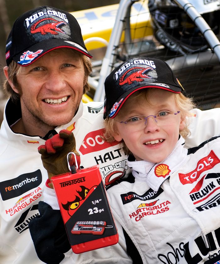 Den første sponsorbetalingen Oliver fikk av TOOLS var et par verktøysett, her er han med pappa Petter som åtteåring. <i>Foto: grandefoto.no</i>