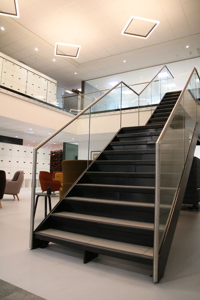 Kontorene til NAV Fredrikstad har en åpen trapp mellom etasjene, slik at de ansatte er mer synlige for hverandre. <i>Bilde: DeltaV</i>