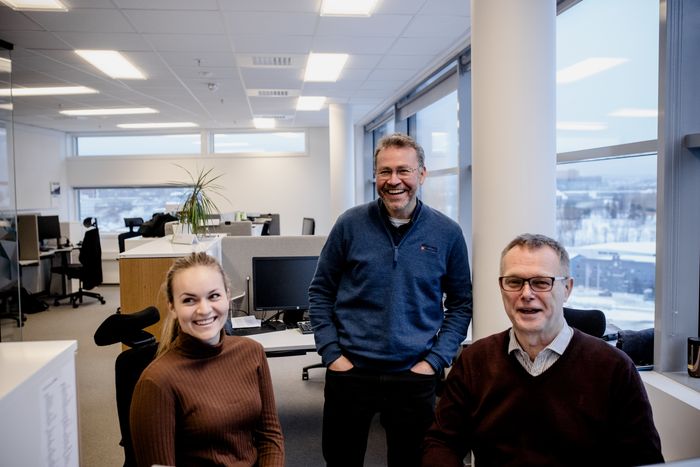 – Vi sitter ikke og jobber i silo, sier Julie Indrelid, her sammen med Øyvind Foyn og Roar Andersen. <i>Foto:  Ragnhild Heggem Fagerheim/ COWI</i>