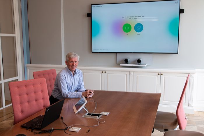Vidar Utne viser frem Webex-løsningen med to kameraer, som kan fokusere på flere objekter samtidig. <i>Foto:  DeltaV</i>