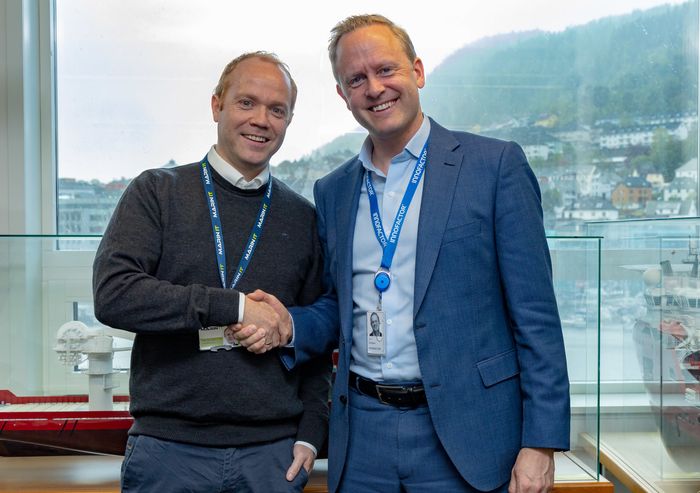 Nils Olav Åsen i Marin IT (t.v) gratulerer Jørn Ellefsen i Innofactor for å ha blitt utnevnt til årets sikkerhetspartner av Microsoft. <i>Foto:  Delta V</i>