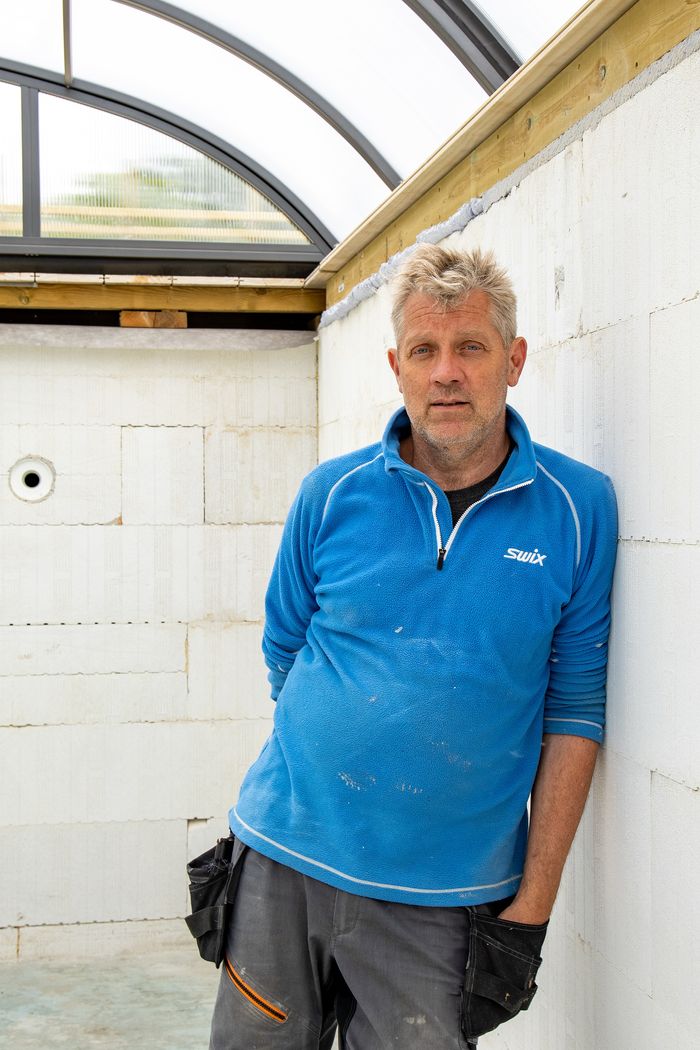 Etter at huset var ferdig, gikk Robert Grønli i gang med å lage basseng i Thermomur. <i>Foto:  Delta V</i>