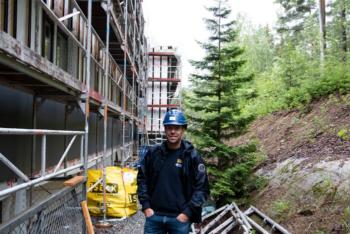 Trond Larsen i Glava jobber tett med isolering av eldre bygg. <i>Foto:  DeltaV</i>
