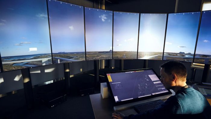 Fremtidens kontrolltårn: Her fra sentralen i Bodø kan flere mindre flyplasser styres. På skjermene ser operatøren bilde fra flyplassen på Røst, som er først ut med å benytte løsningen.