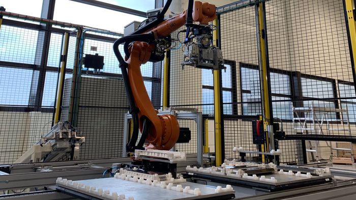 Én av de 13 robotene jobber på Bosch Rexroth sitt pallettsystemet. <i>Foto:  Corvus</i>