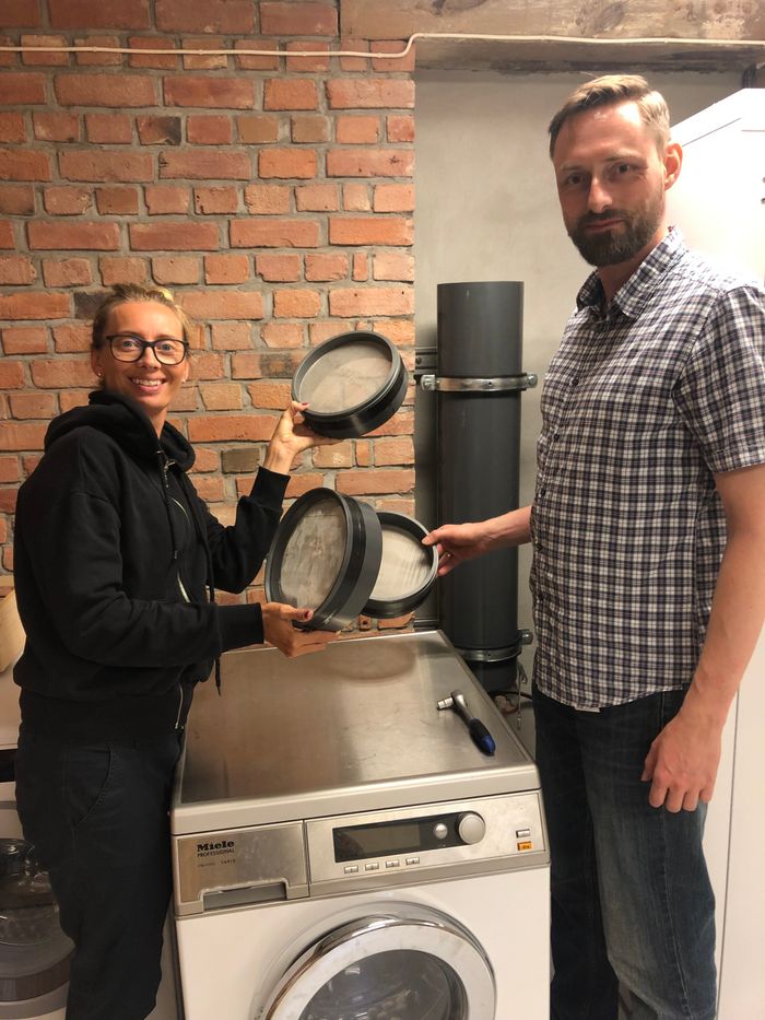 Camilla Coward leder CleanOslo, her sammen med Stephan Kubowicz, hvor de viser frem en prototyp av filteret under tester i Fjongs lokaler.