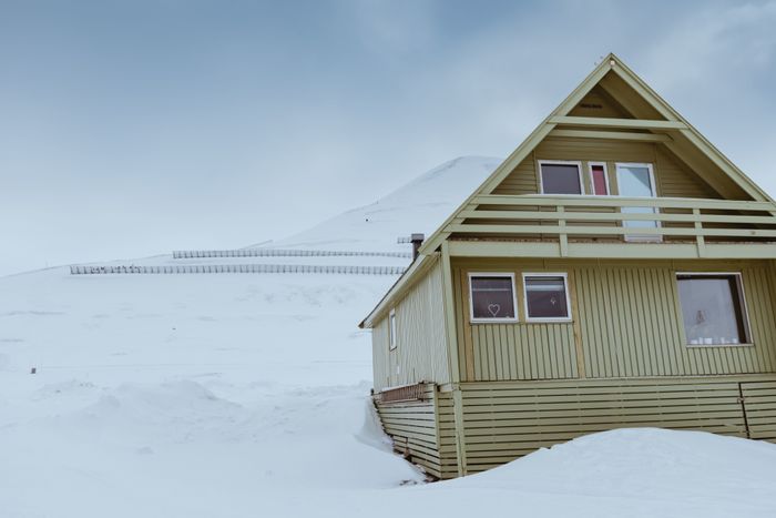 Sikring av boligområder er viktige tiltak for å begrense skader ved naturkatastrofer. I Longyearbyen på Svalbard er det bygd rassikring for å sikre boliger mot snøras fra Sukkertoppen.