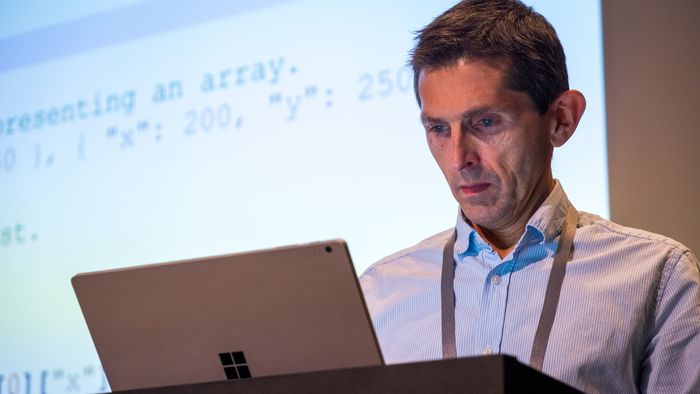 PYTHON-EKSPERT: Walisiske Andy Olsen holdt et av de mest populære kursene på Atea TechnoCamp i Python for data engineering.  <i>Foto:  Delta V</i>