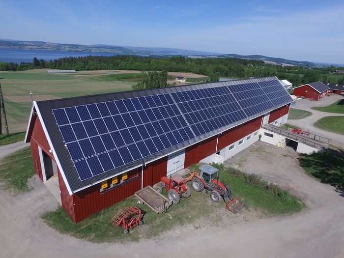 Et sydvendt låvetak, som her på Stange på Hedmarken, er svært gunstig for solkraftproduksjon. <i>Foto:  Solcellespesialisten</i>