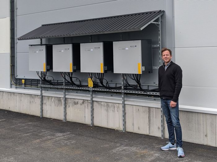 POWER-SWITCHING: Prosjektleder i Solcellespesialisten Ulrik Rør forteller at deres egenutviklede Solar Power Switch styrer hvilken av de fire tavlene i bygget som det er mest økonomisk å sende den produserte solenergien til. <i>Foto:  Solcellespesialisten</i>