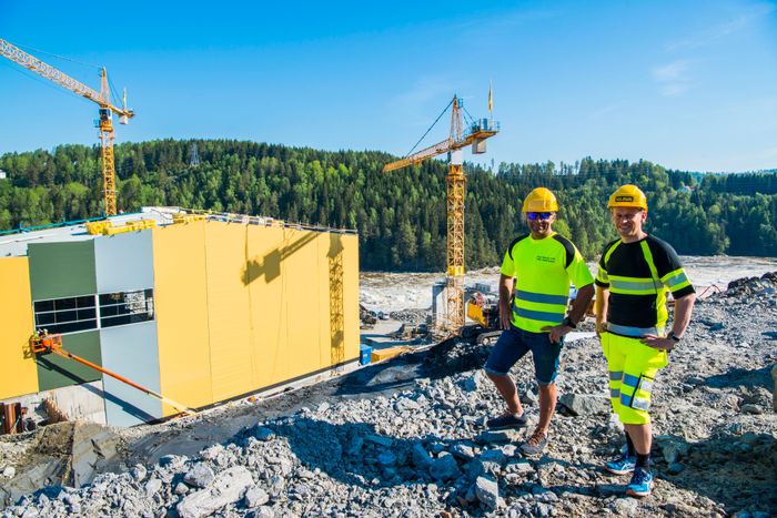 Takentreprenør Paul Messa og Bjørn Henrik Christoffersen i Glava jobber sammen på flere takprosjekter. Her ved Vamma kraftverk.