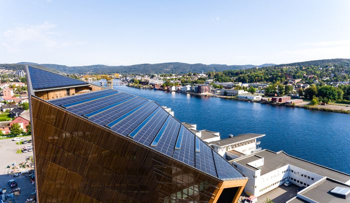  På taket er snøfangere integrert i solcelleanlegget, en utfordring som Solcellespesialisten løste sammen med Lonevåg Beslagfabrikk. <i>Foto:  R8 Property/Tor Helge Thorsen</i>