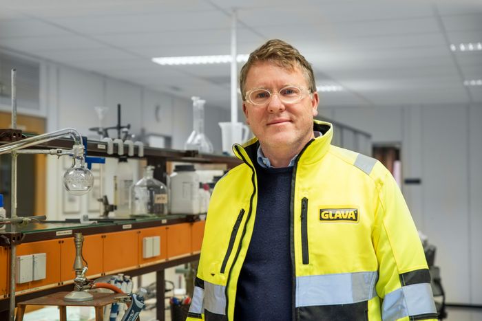 Mads Rikardsen, leder for laboratoriet og utviklingsavdelingen, forteller at GLAVA brukte mer enn 30.000 tonn med returglass i produksjonen i 2019.