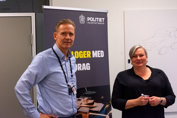 Løsningsarkitekt Bjørn-Petter Jensen og funksjonell arkitekt Nina M. Berg jobber for en av Norges mest komplekse og samfunnskritiske funksjon – politiet. <i>Foto:  DeltaV</i>