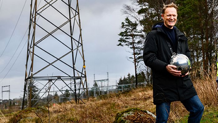 KOBLER SEG PÅ STRØMNETTET: Brage Johansen i Heimdall Power med sensoren som selskapet har utviklet. <i>Foto:  Fartein Rudjord</i>