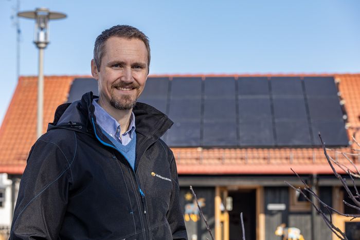 Bjørn Ekren i Solcellespesialisten kan hjelpe med hele byggets energibehov — ikke bare solstrøm. <i>Foto:  Delta V</i>