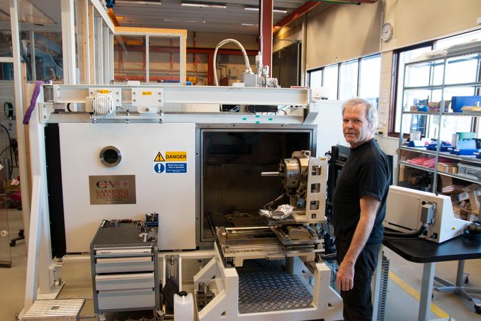  Tekniker Knut Berntsen foran IFEs nyeste og mest avanserte EB-sveisemaskin. Foto: TU Media
<div class="article-image-caption"> </div>