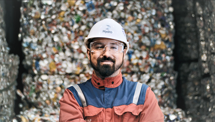 Vi trenger ikke bare flere materialer, men mer bærekraftige materialer – skaffet på en ansvarlig måte, produsert med lave utslipp, resirkulerbare og mer holdbare. Her fra Hydros resirkuleringsvirksomhet i Neuss og Philip Wolf. 