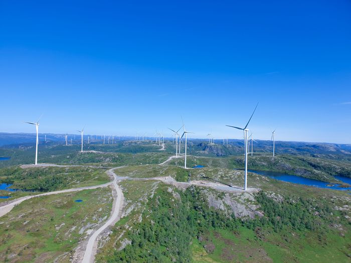 Siden 1990-tallet har Hydro senket utslippene med 70% - men vi jobber mot null. Her fra Tonstad vindpark i sørvest-Norge, med 51 turbiner med en navhøyde på 129,9 meter. Hydro startet drift og vedlikehold i august 2020 og vindkraften brukes til Hydros aluminiumproduksjon i Norge. <i>Foto:  Hydro</i>