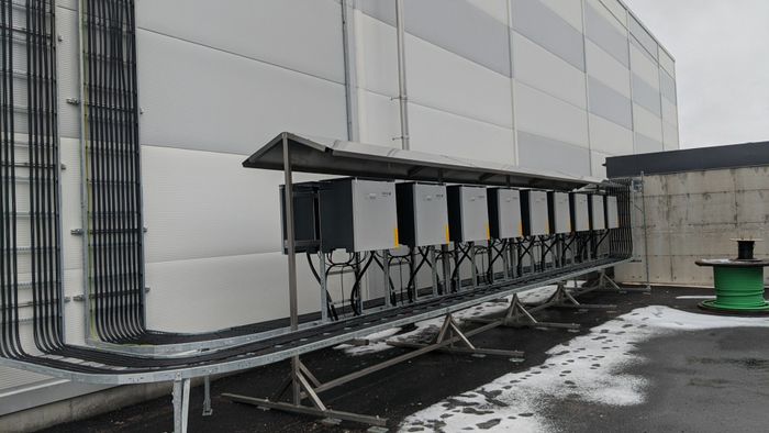 POWER-SWITCHING: Prosjektleder i Solcellespesialisten Ulrik Rør forteller at deres egenutviklede Solar Power Switch styrer hvilken av de fire tavlene i bygget som det er mest økonomisk å sende den produserte solenergien til.