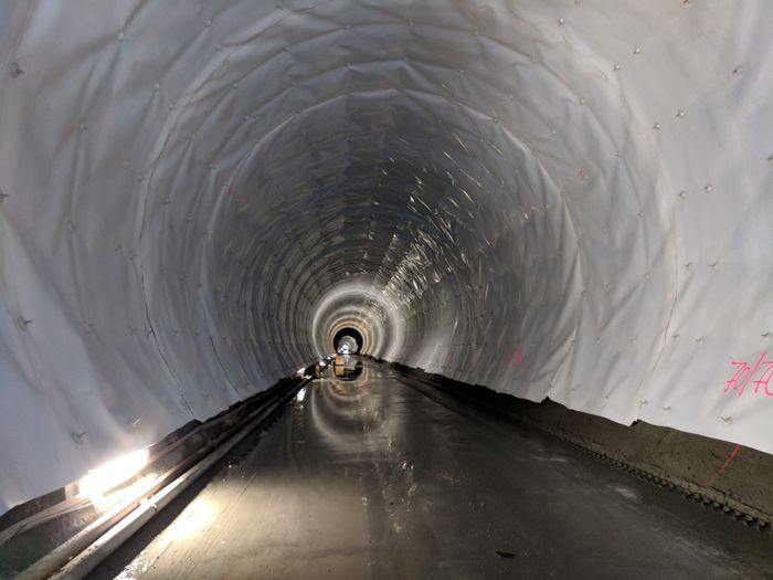 Med over 800 kilometer av landets veier i tunnelløp, går det med mye plast når tunnelene skal kles med vannsikringsmembraner.