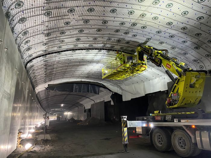 Tunnelmembraner var tidligere sorte. Det var Olroyd som foreslo at de kunne lage en hvit membran som bedret lysforholdene i tunnelen under anleggsperioden.