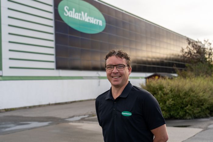 Kvalitetsleder Jan Børge Aune i Salatmestern er fornøyd med solcelleanlegget. Fasaden er kledd med 203 panaler med 325 Wp pr. panel. <i>Foto:  Solcellespesialisten</i>