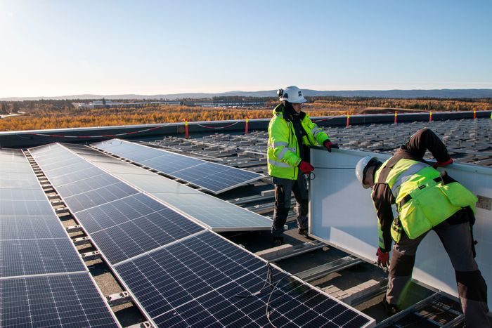  Mer enn 8000 solcellepaneler skal på plass. Totalt vil solcelleanlegget være på 3,73 MWp. Foto: TUM Studio  