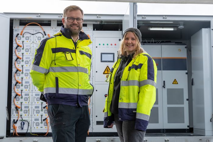 Carl Christian Strømberg og Anne Marte Minge Engh fra Solcellespesialisten forteller at batterikontaineren har vært den største utfordringen i prosjektet. – Vi har lært veldig mye, sier Strømberg. <i>Foto:  TUM Studio</i>